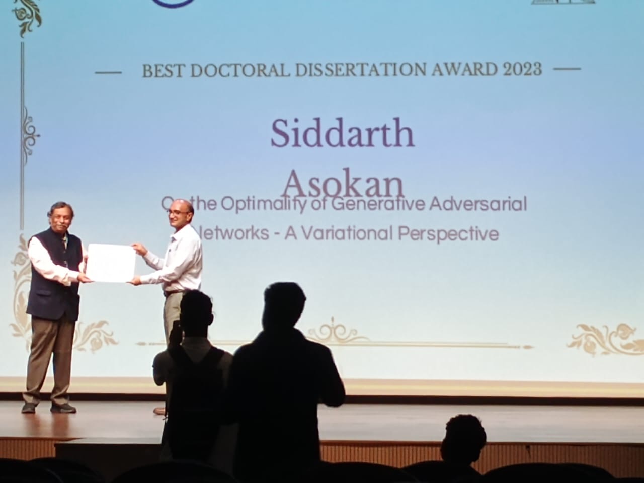 Image of Prof. Chandra Sekhar Seelamantula receiving the IUPRAI DDA on behalf of Siddarth Asokan